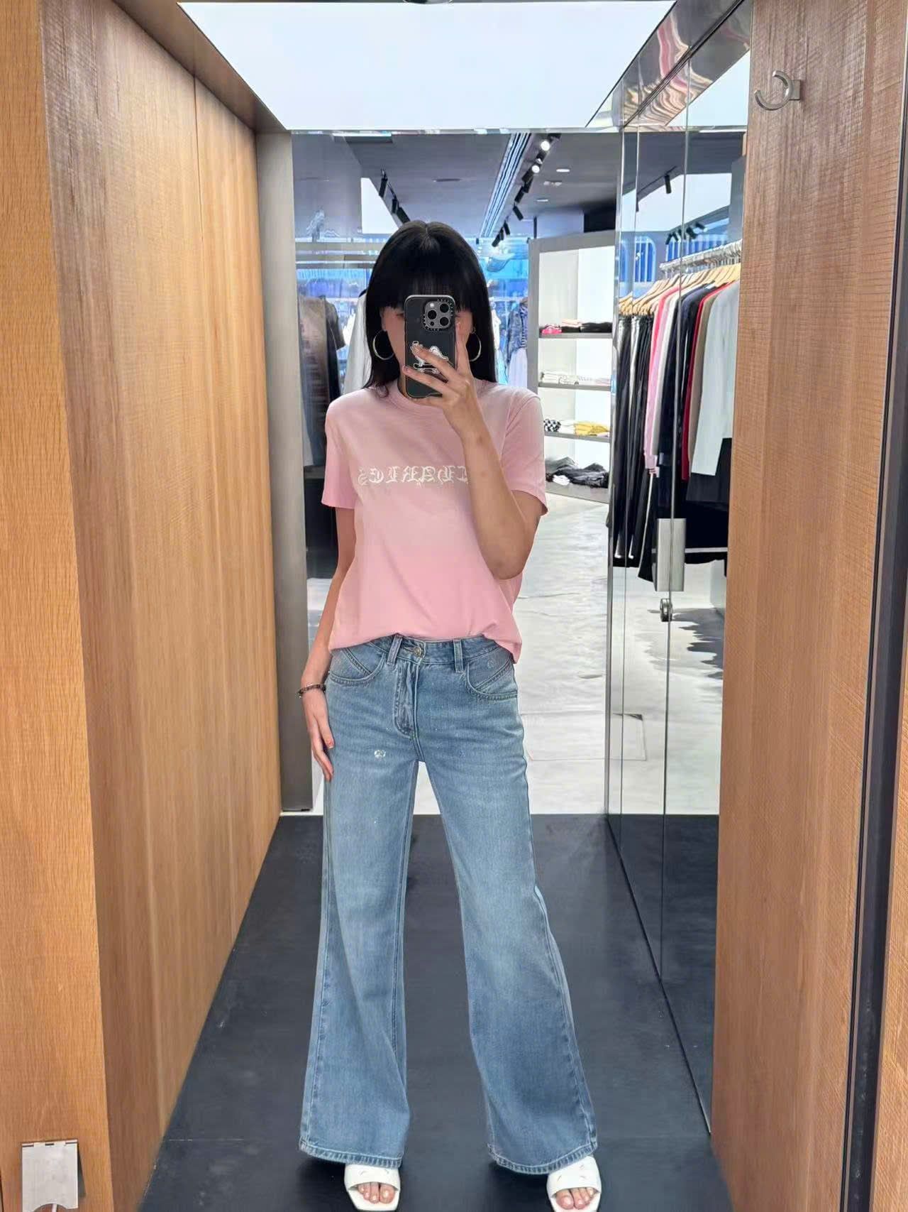  Áo phông hồng - chữ logo trắng 