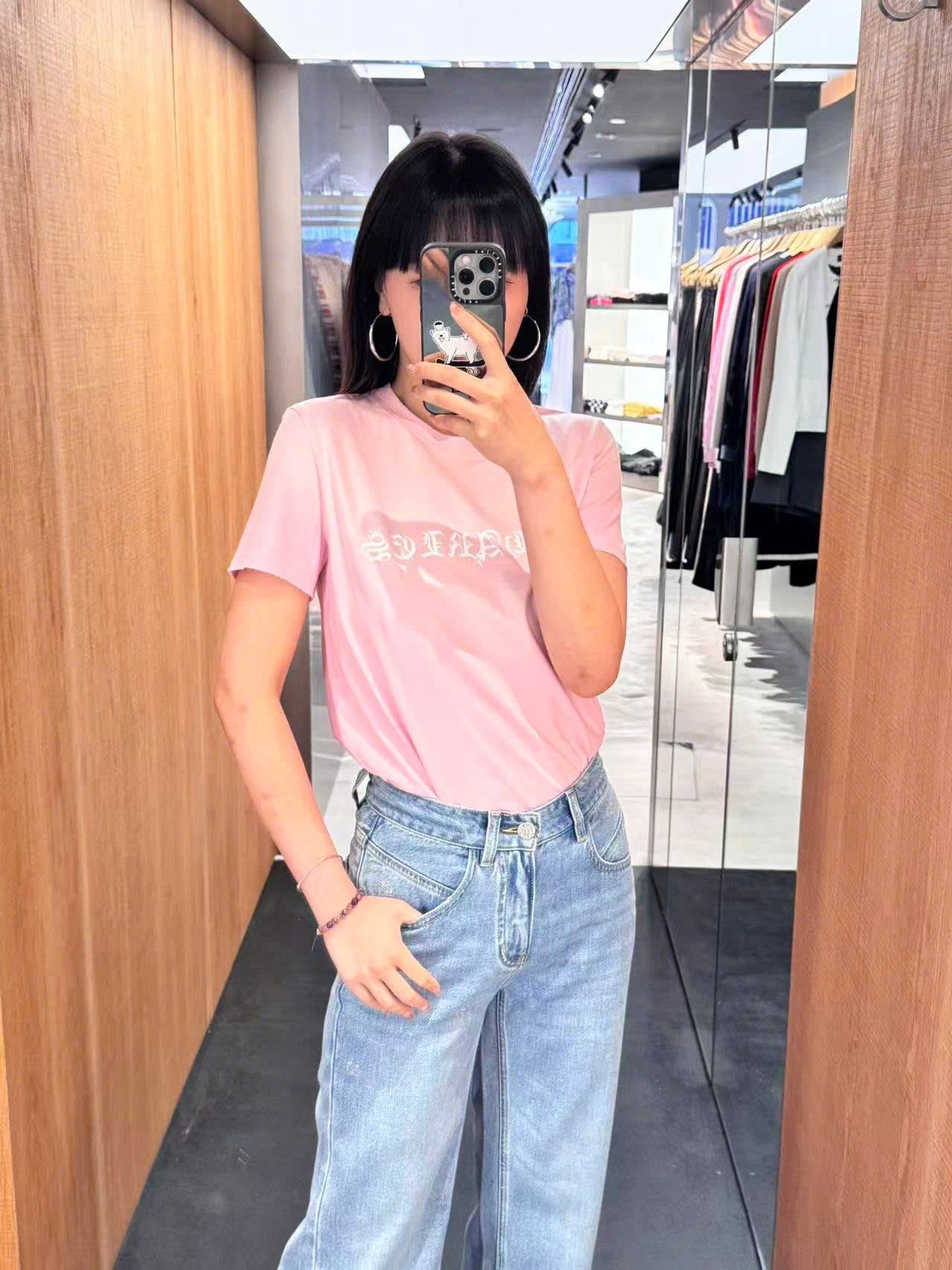  Áo phông hồng - chữ logo trắng 