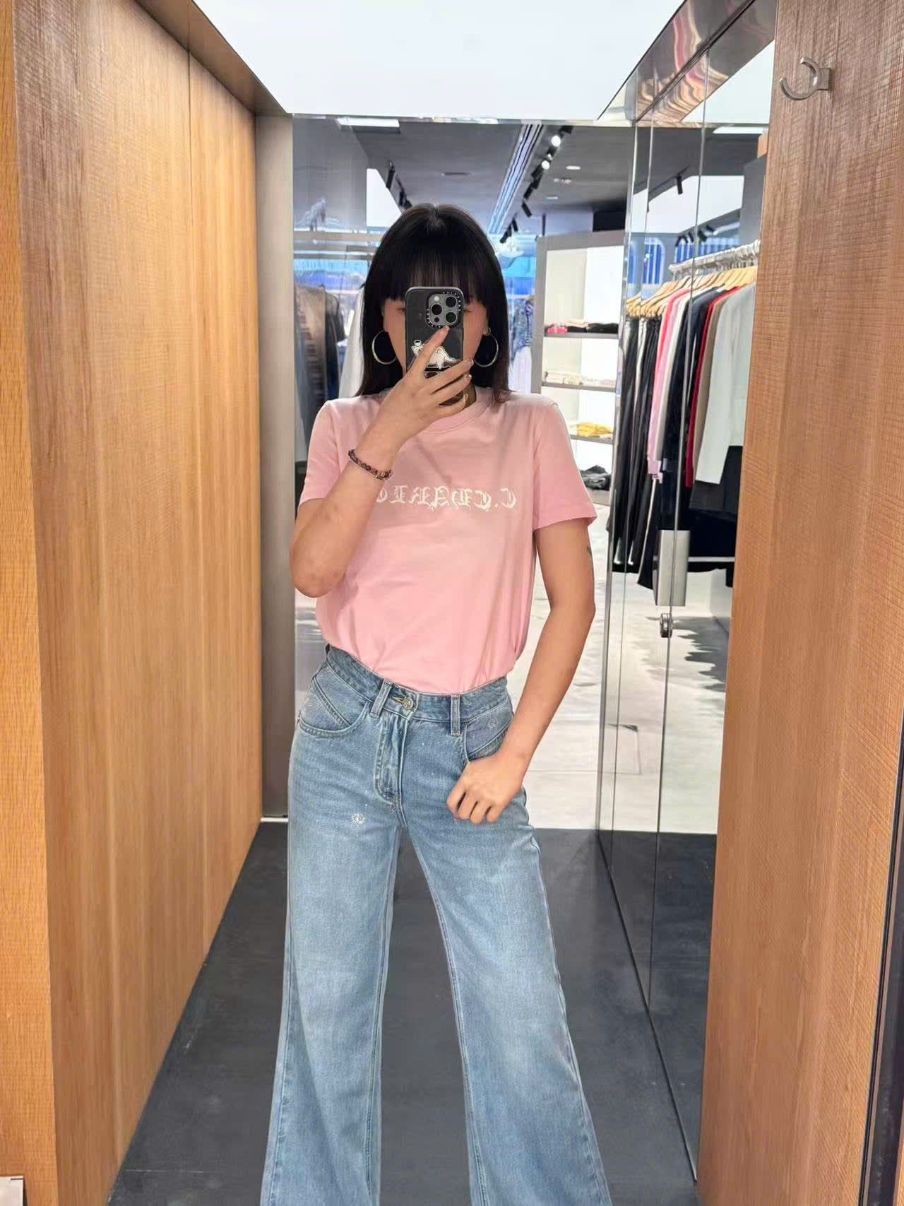  Áo phông hồng - chữ logo trắng 