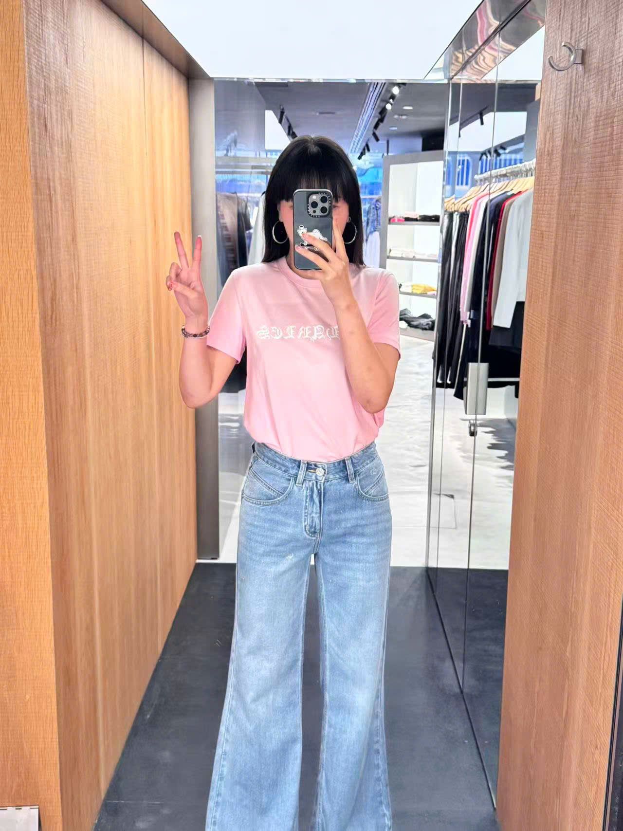  Áo phông hồng - chữ logo trắng 