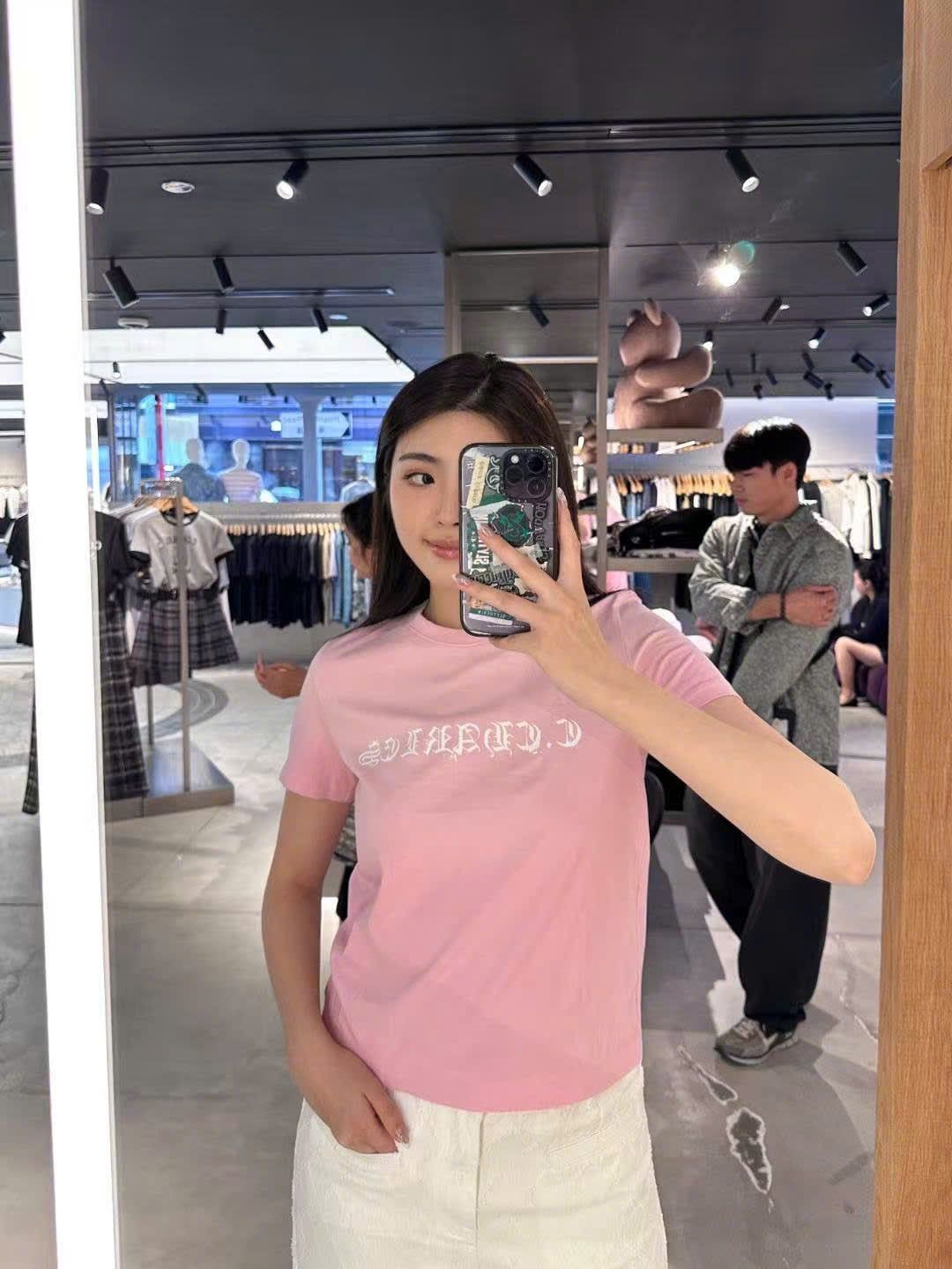  Áo phông hồng - chữ logo trắng 