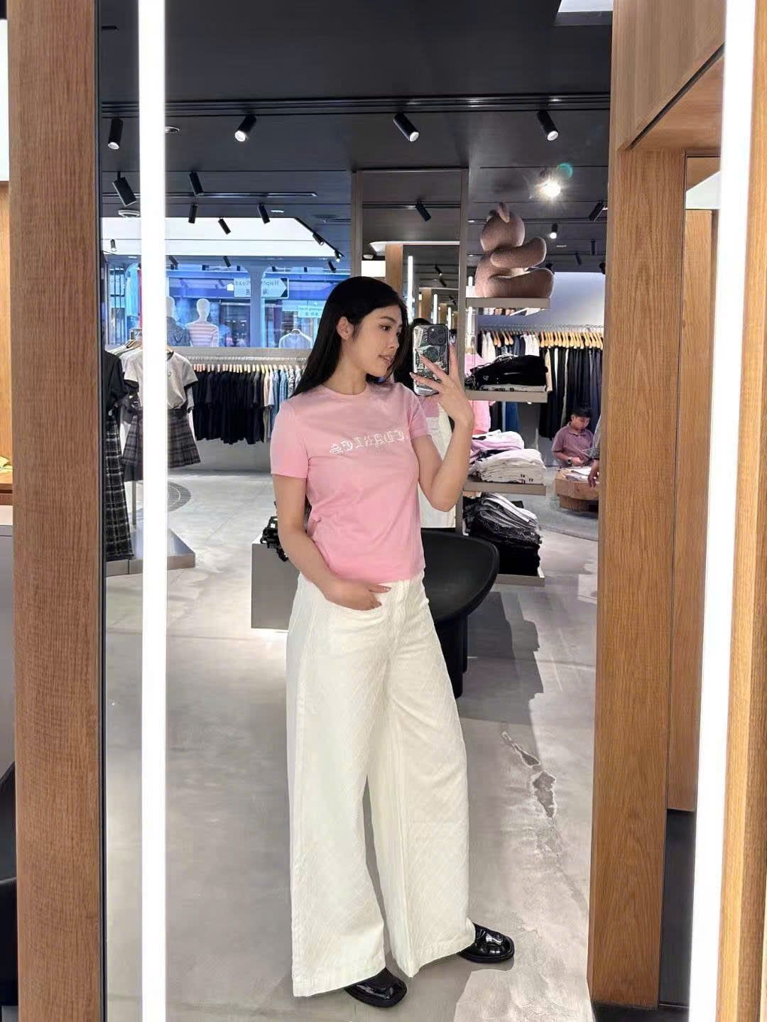  Áo phông hồng - chữ logo trắng 