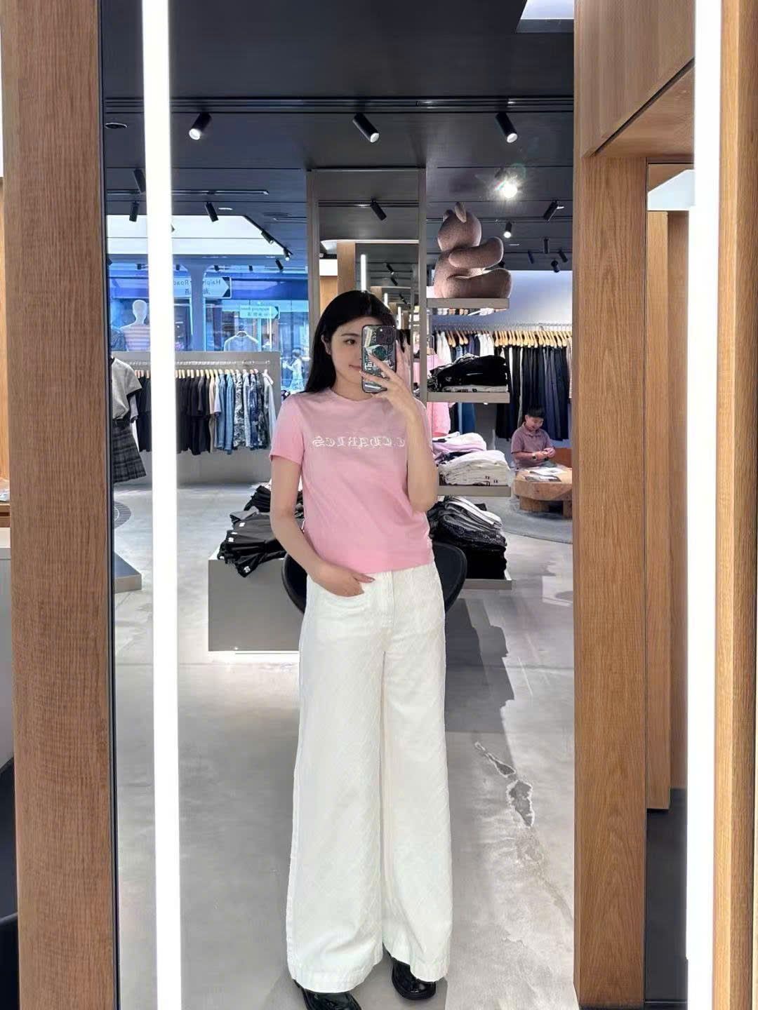  Áo phông hồng - chữ logo trắng 