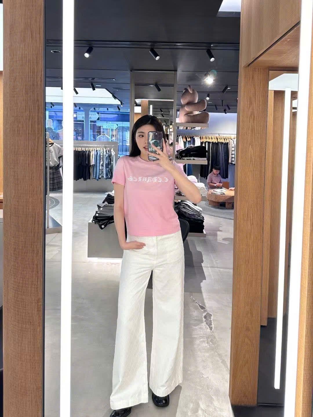  Áo phông hồng - chữ logo trắng 