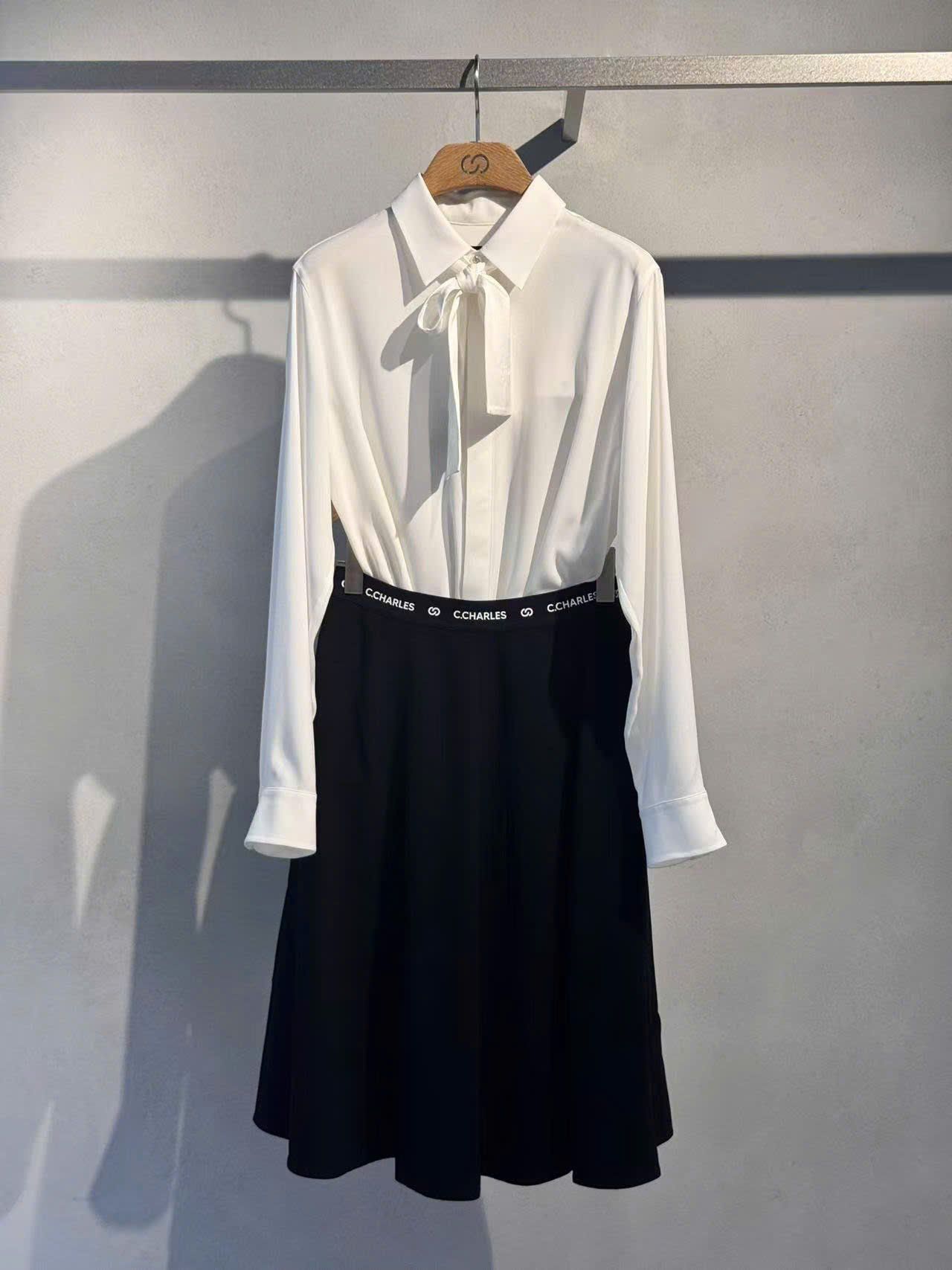  Áo sơ mi trắng thắt nơ cà vạt Logo CC 