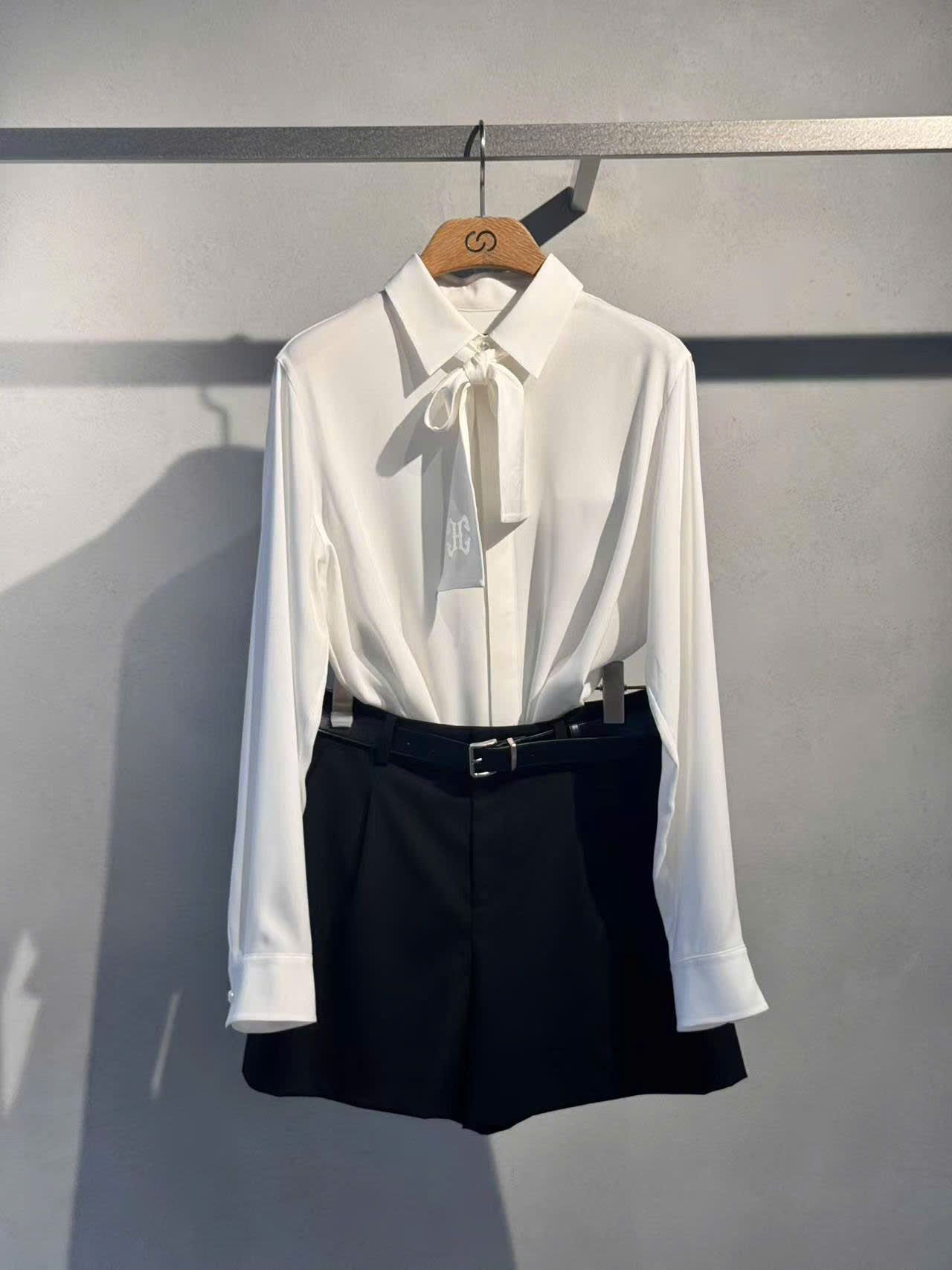  Áo sơ mi trắng thắt nơ cà vạt Logo CC 