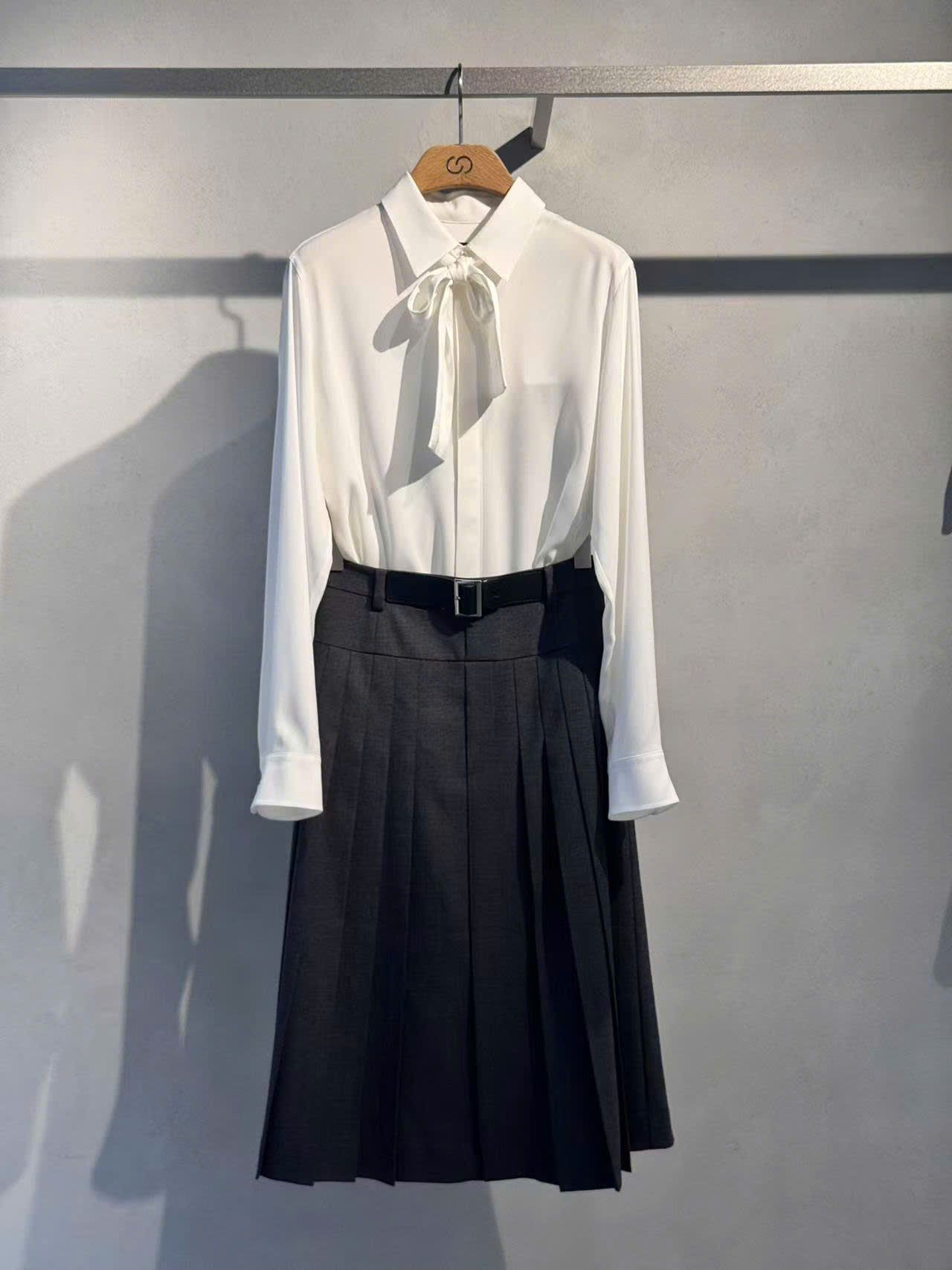  Áo sơ mi trắng thắt nơ cà vạt Logo CC 