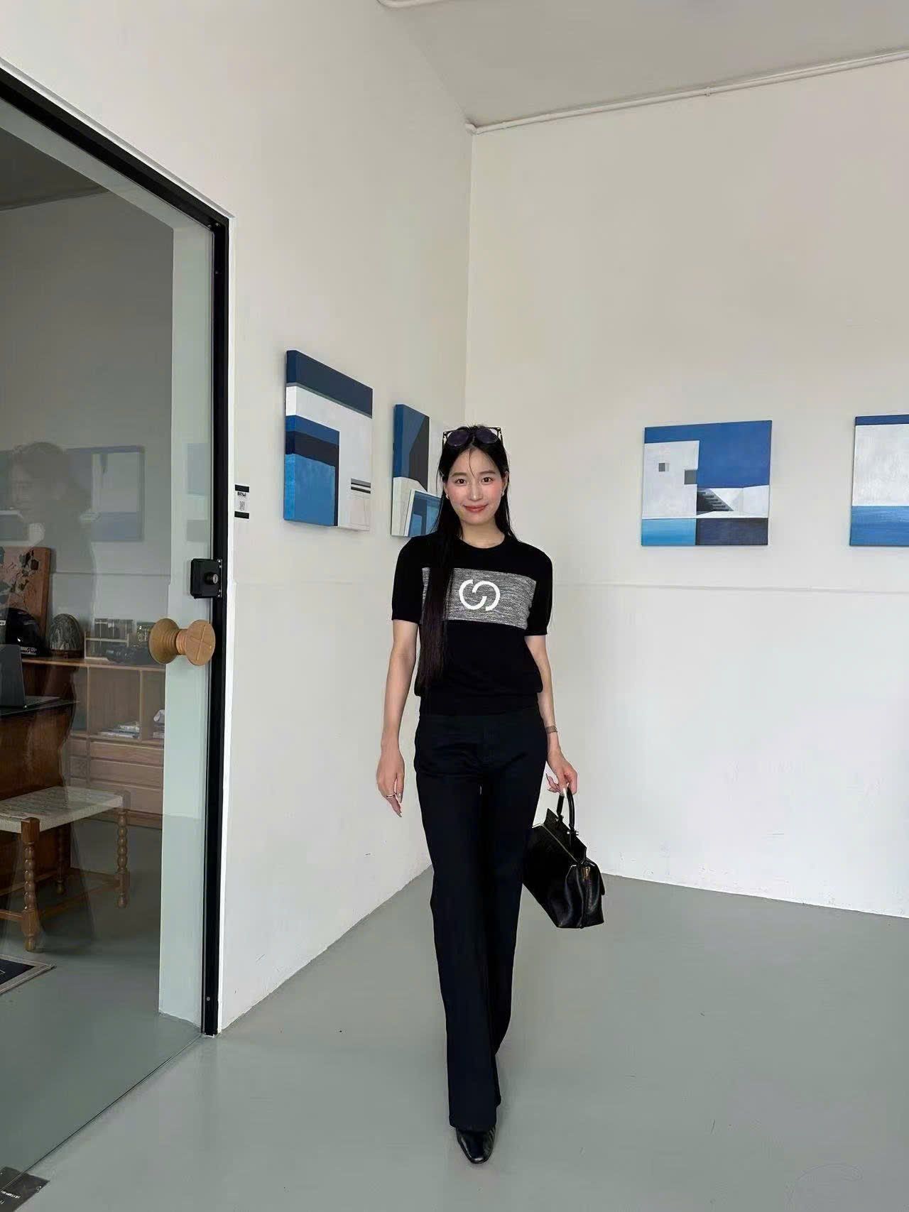  Quần jean đen ôm ống hơi vẩy 