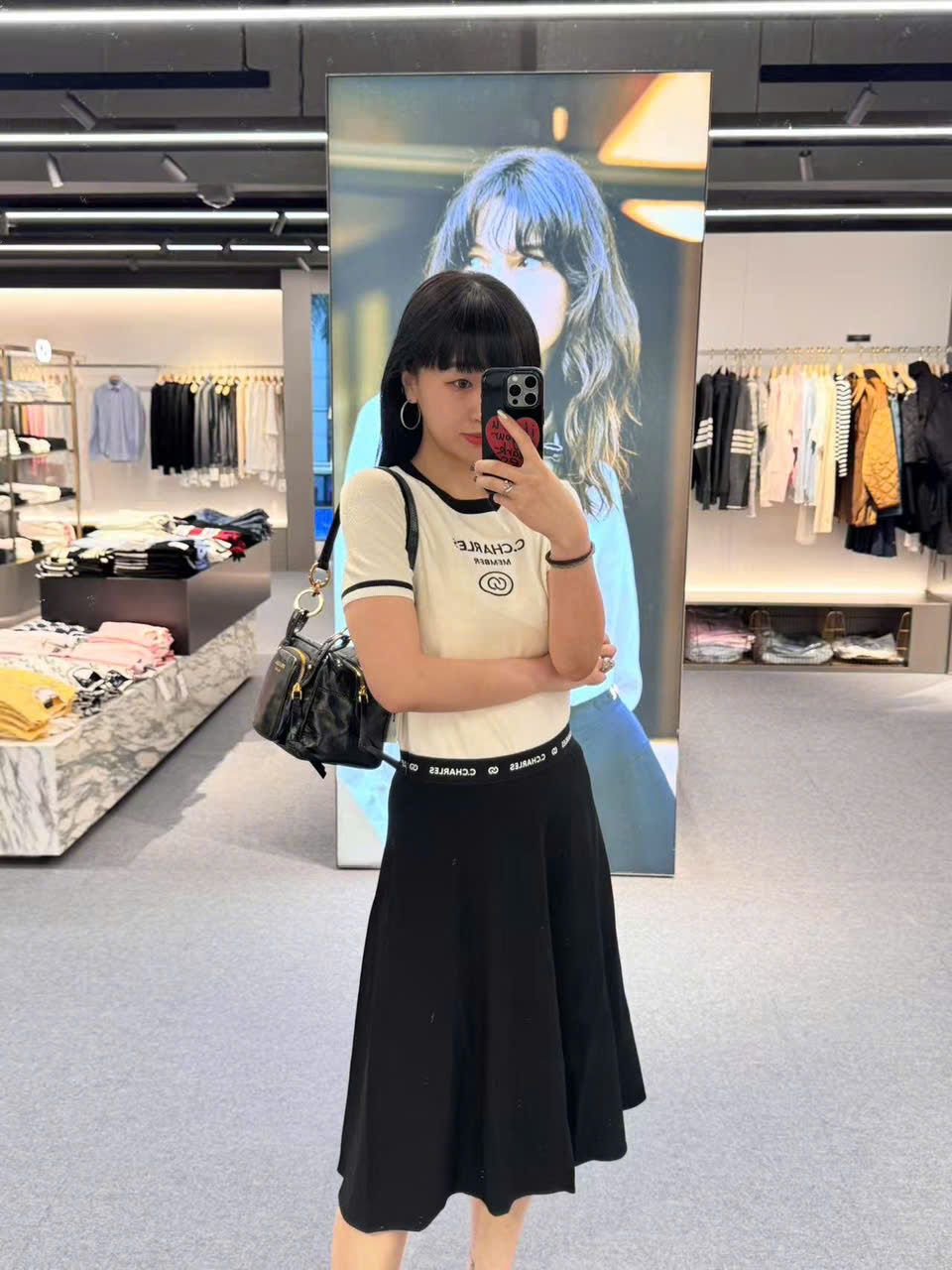  Áo len trắng - chữ logo ngực 