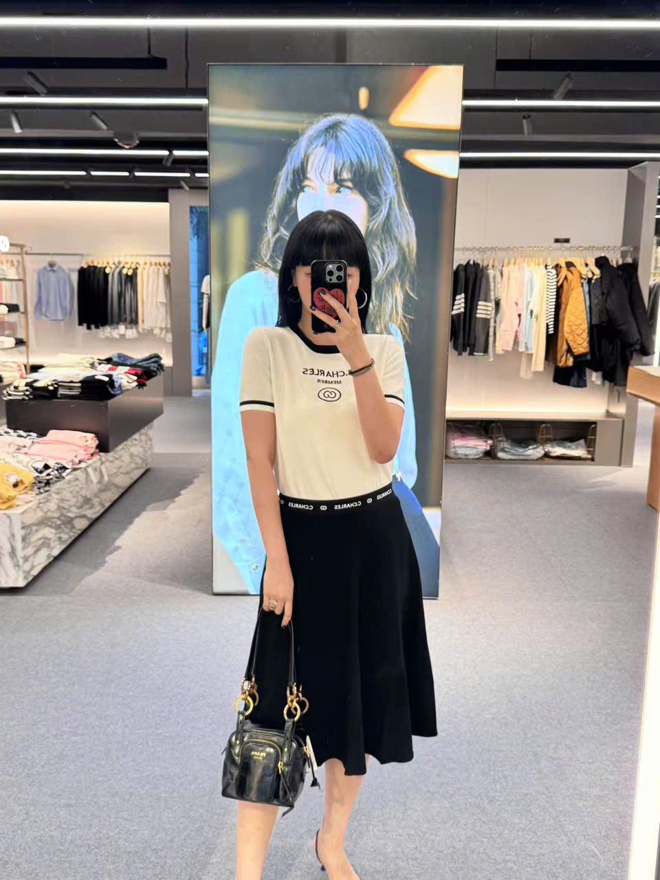  Áo len trắng - chữ logo ngực 