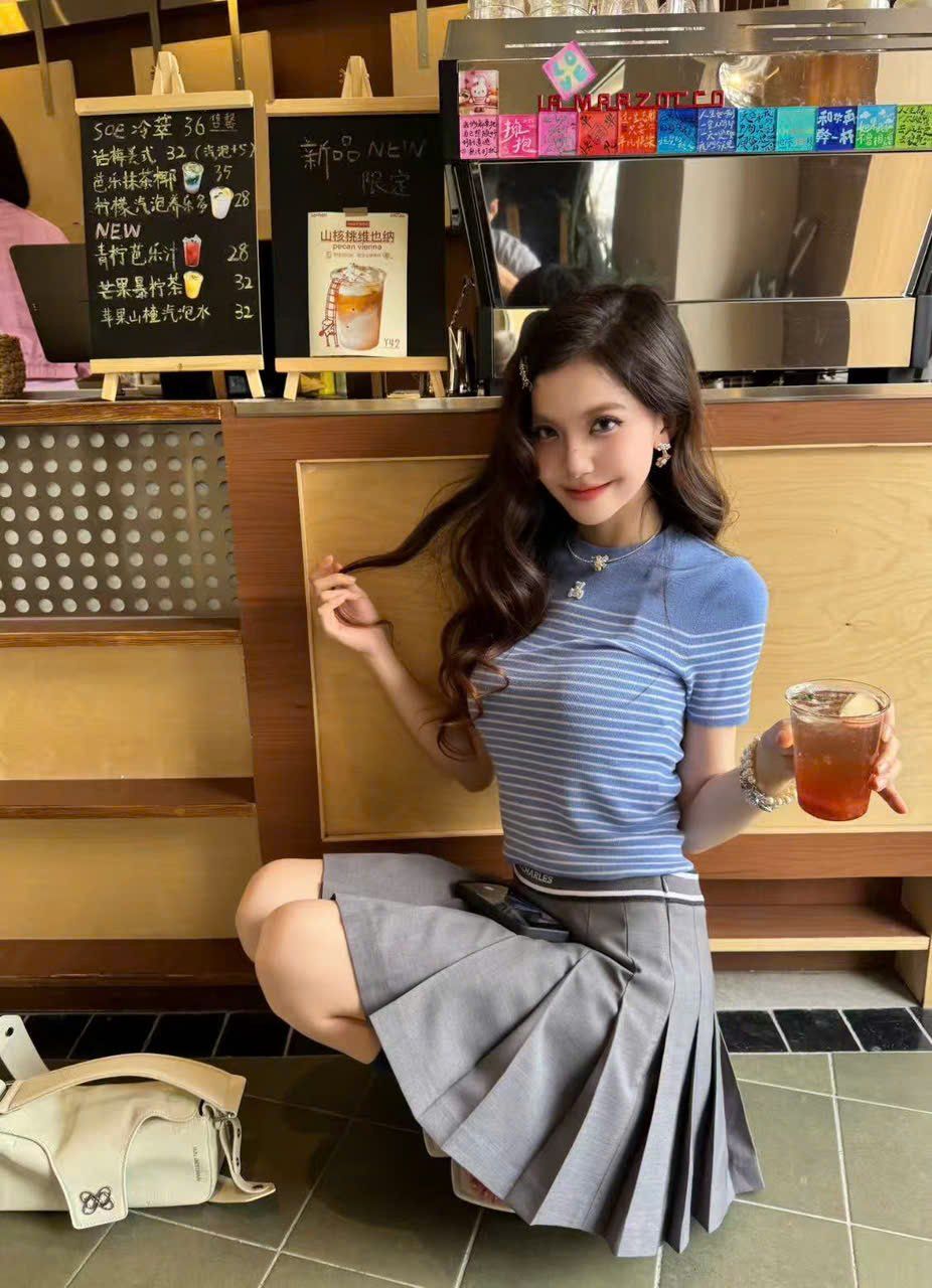  Áo ngắn tay xanh da trời kẻ sọc ngang - gấu trắng 