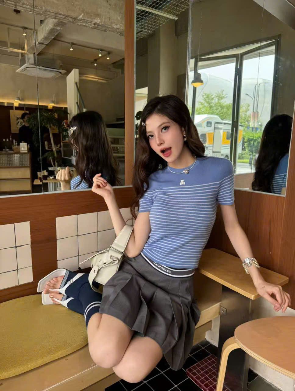  Áo ngắn tay xanh da trời kẻ sọc ngang - gấu trắng 