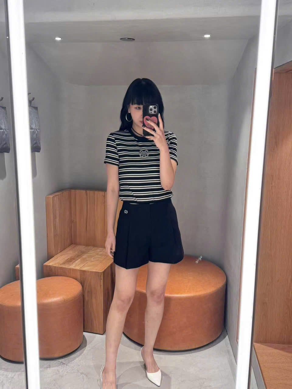  Áo kẻ đen trắng 