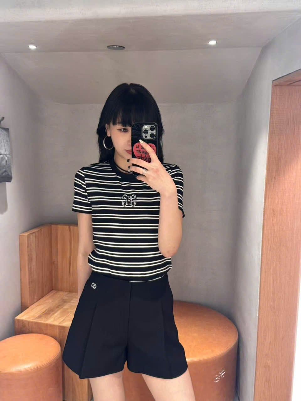  Áo kẻ đen trắng 