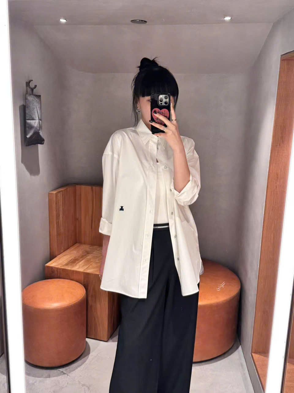  Áo sơ mi trắng dáng dài- gấu đen nhỏ 