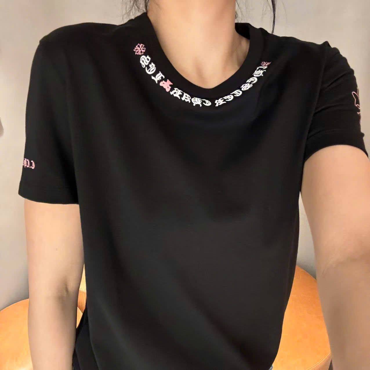  Áo phông đen chữ viền cổ cong CH 