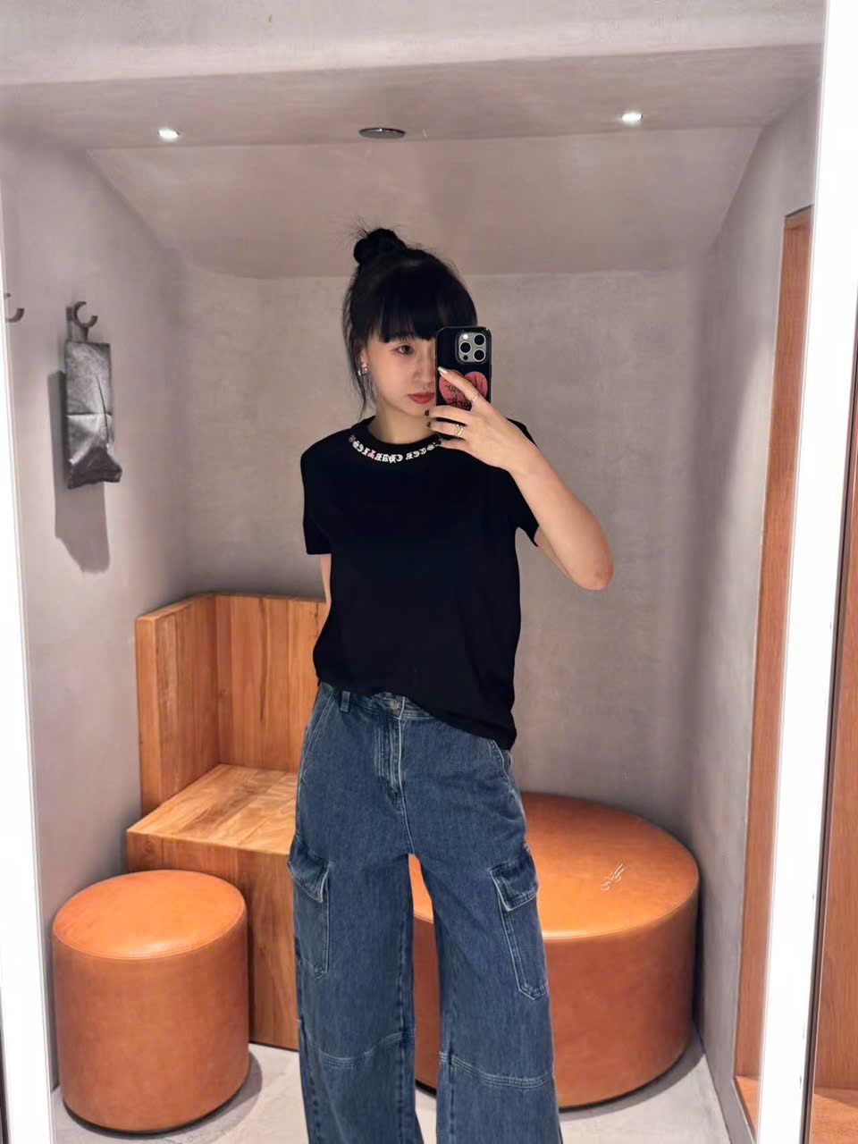  Áo phông đen chữ viền cổ cong CH 