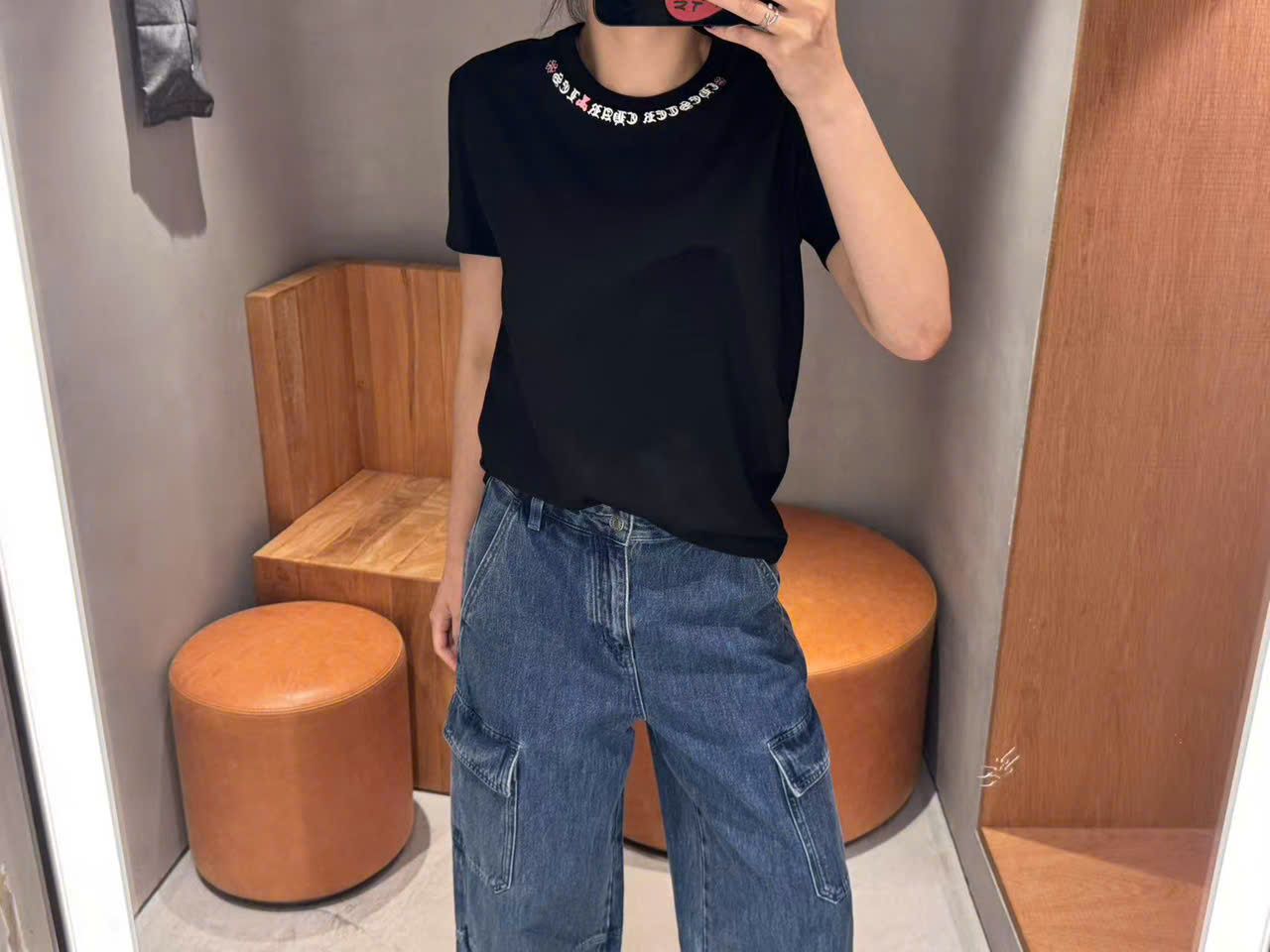  Áo phông đen chữ viền cổ cong CH 