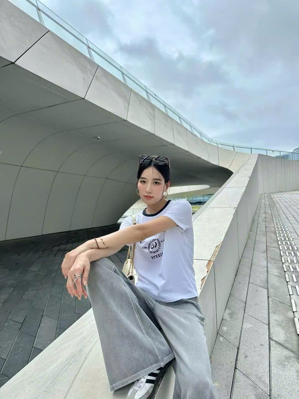  1.Quần jean suông xám tro mài -chữ túi sau 