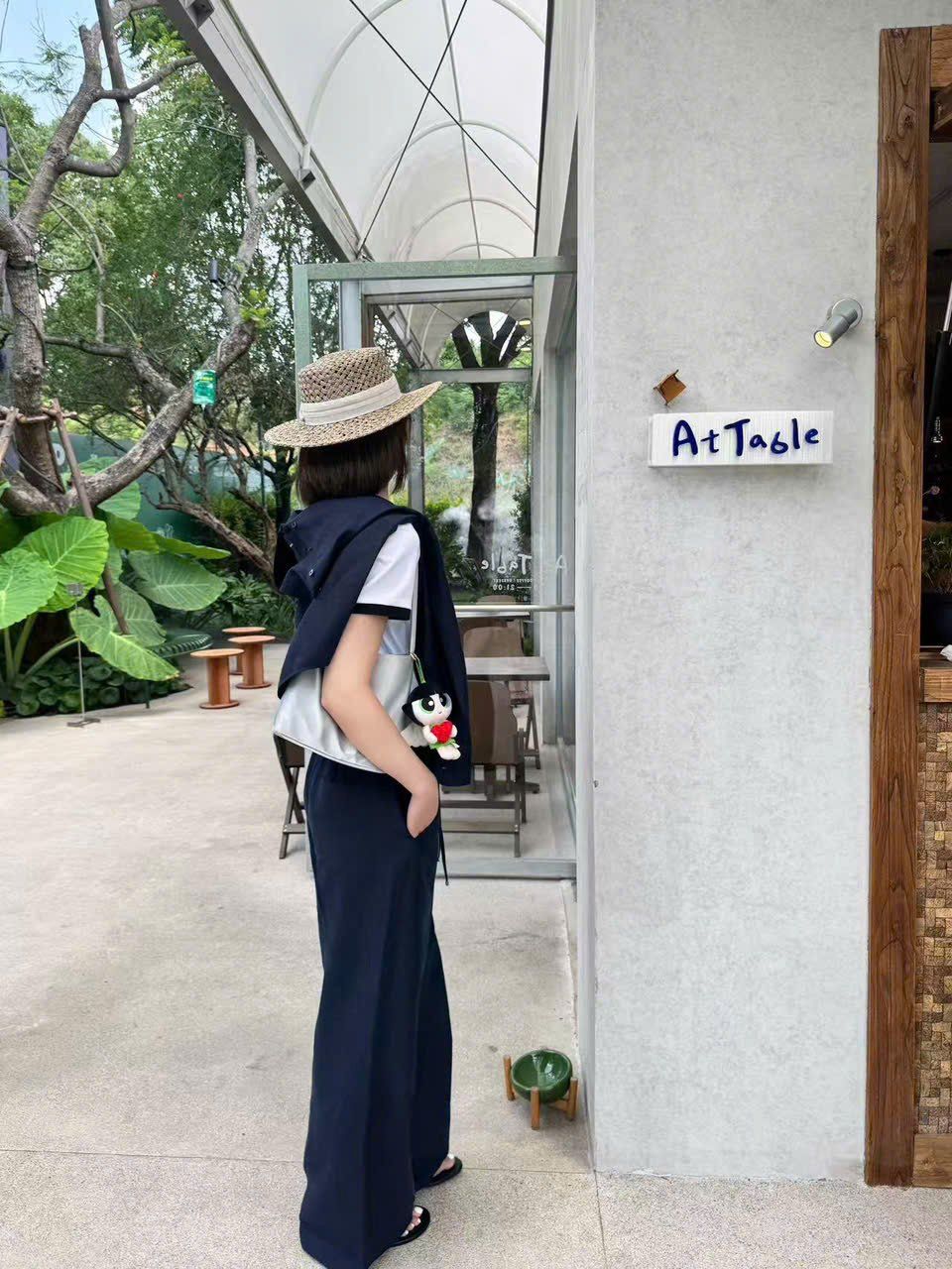  Áo phông trắng - chữ trên gấu dưới 