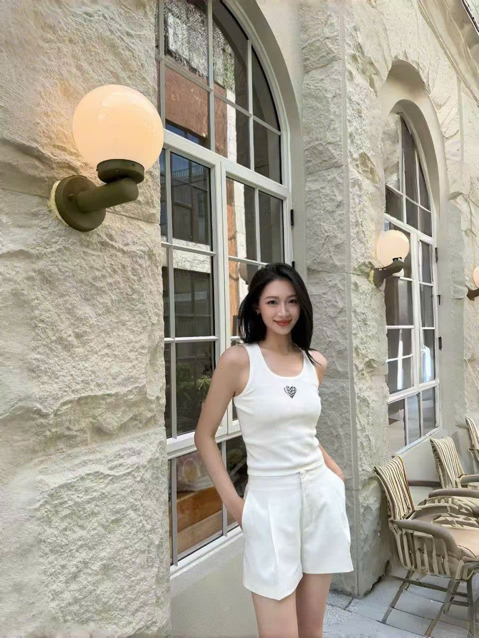  Áo tank top trắng tim ngực 