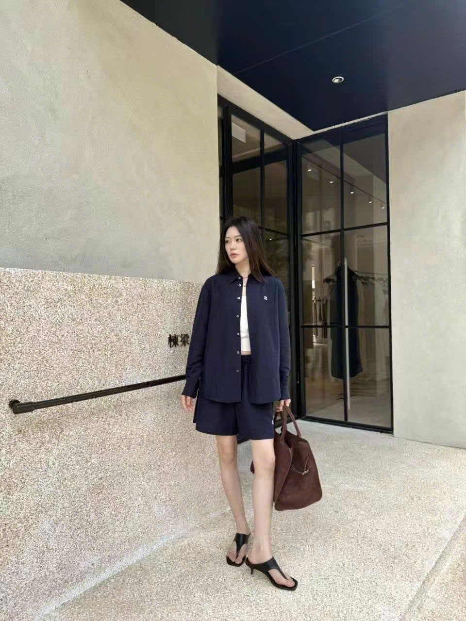  Áo sơ mi xanh than logo trắng 