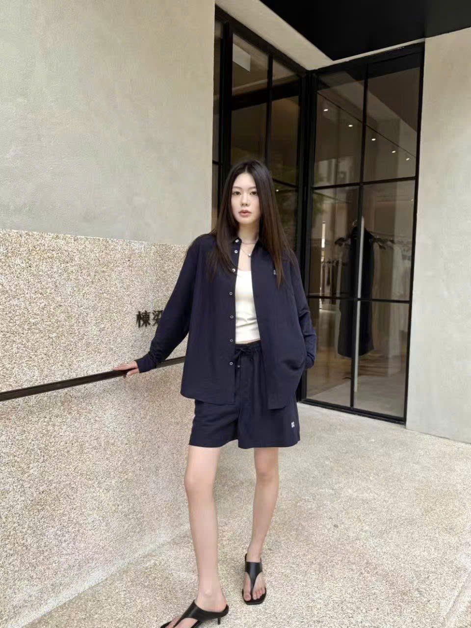  Áo sơ mi xanh than logo trắng 