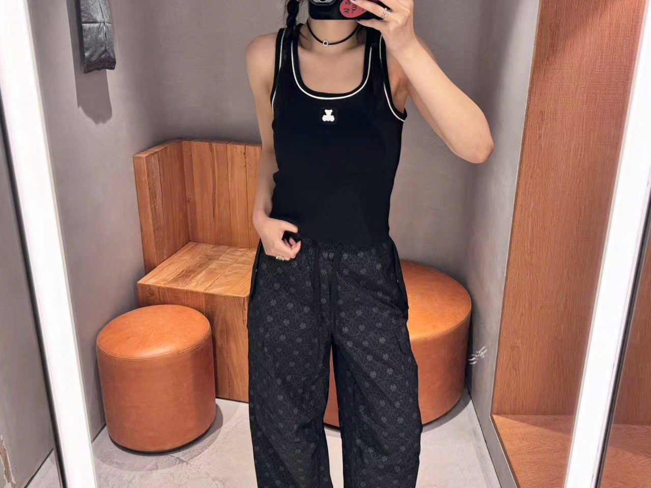  Áo tanktop đen, gấu trắng 