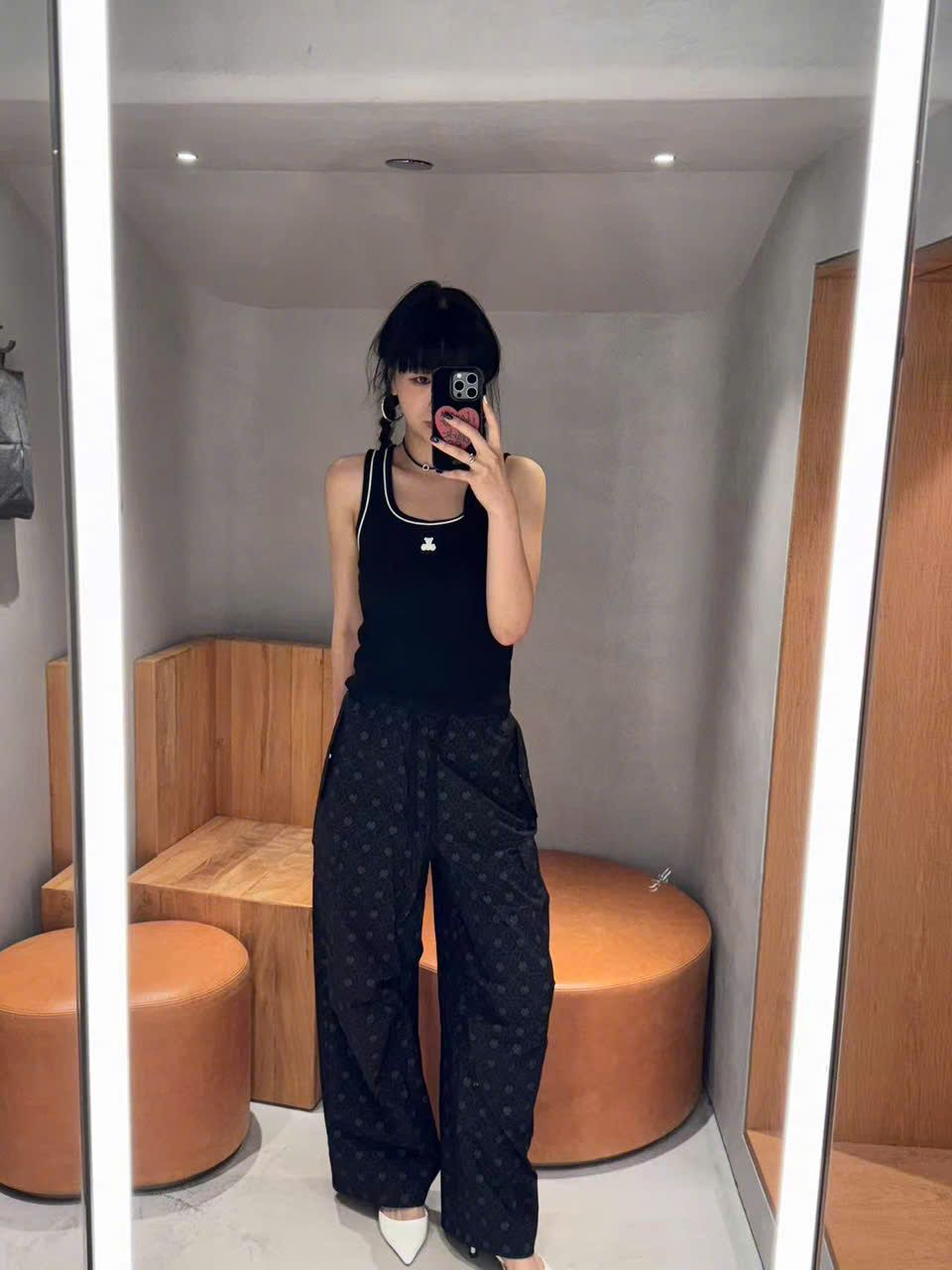  Áo tanktop đen, gấu trắng 