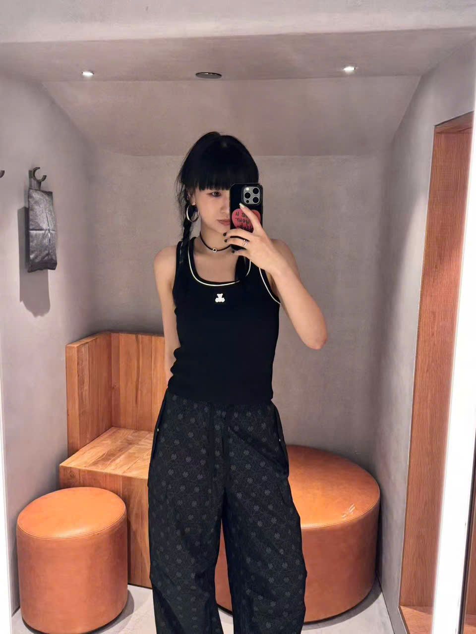  Áo tanktop đen, gấu trắng 