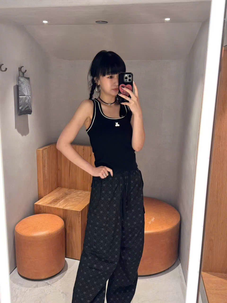  Áo tanktop đen, gấu trắng 