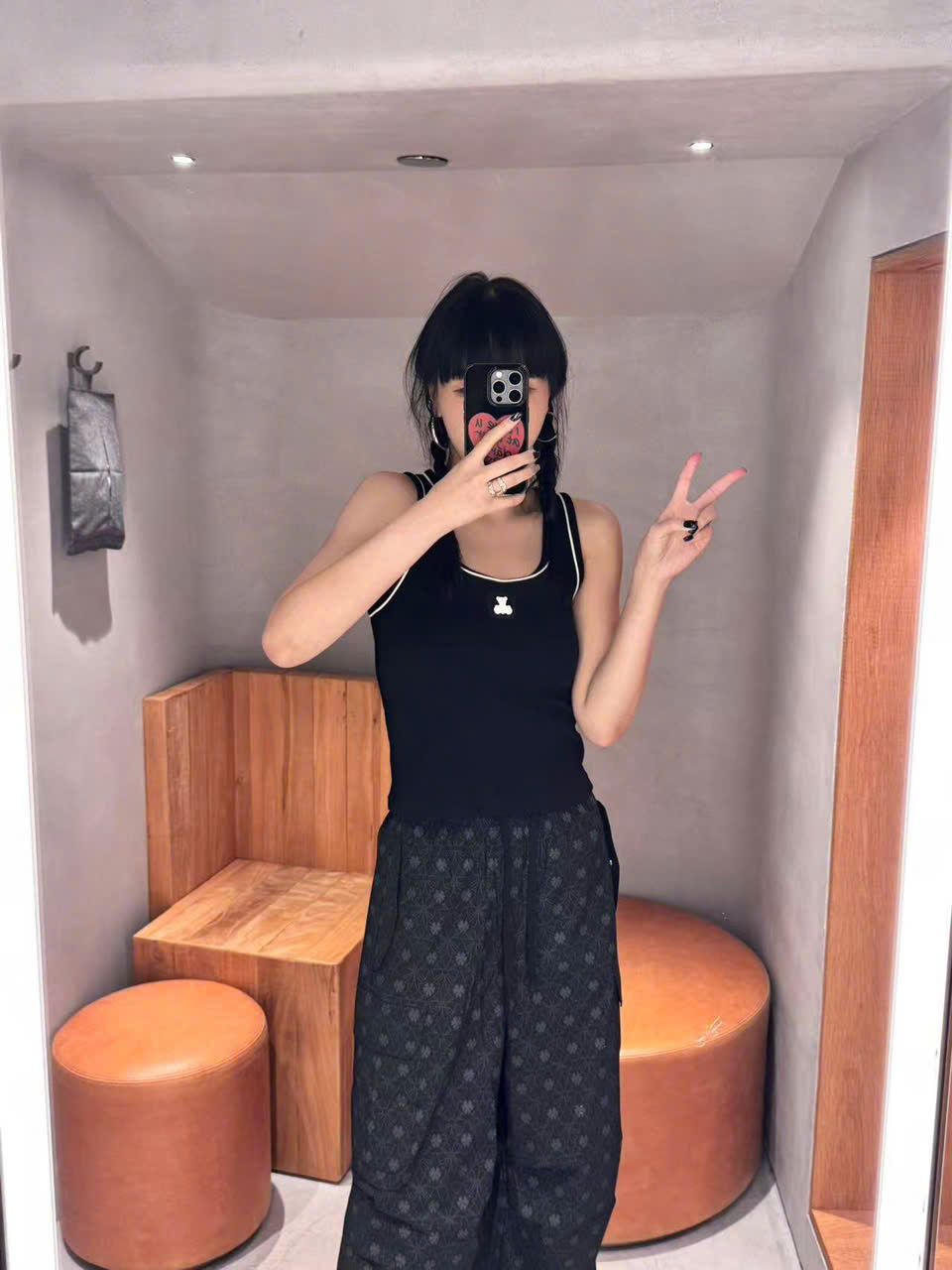  Áo tanktop đen, gấu trắng 