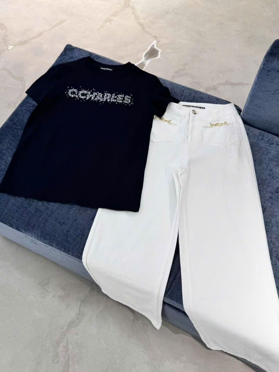 Áo phông đen, chữ C.Charles trắng blink 