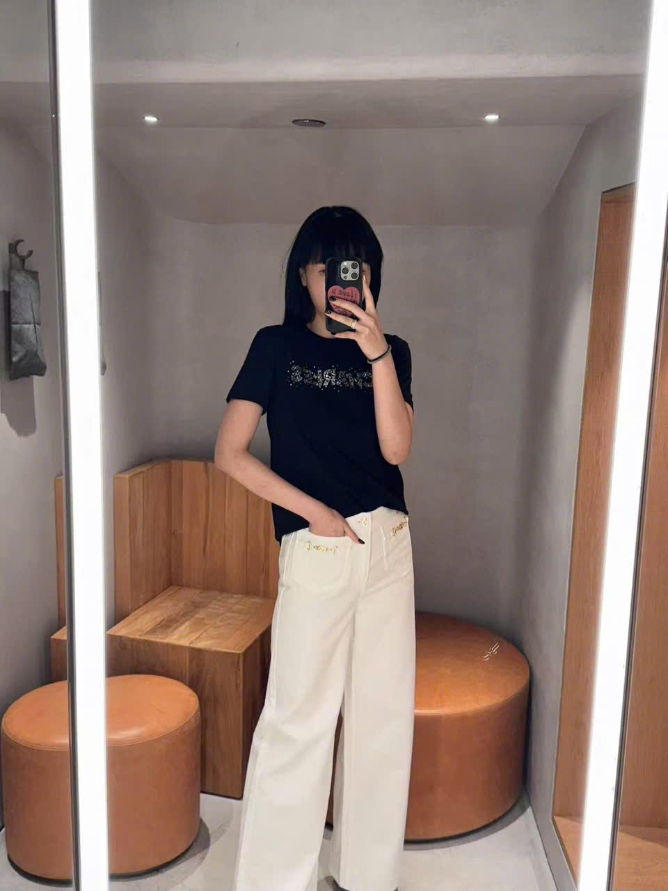  Áo phông đen, chữ C.Charles trắng blink 