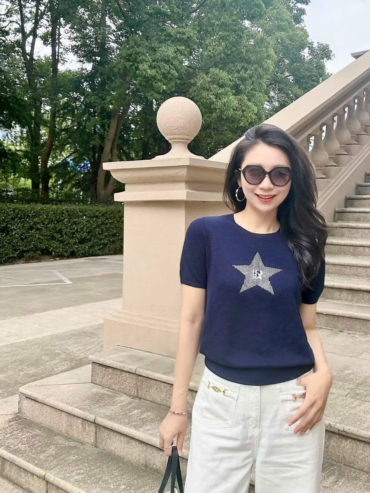  1.Áo navy ngắn tay, ngôi sao lớn đính đá ngực 