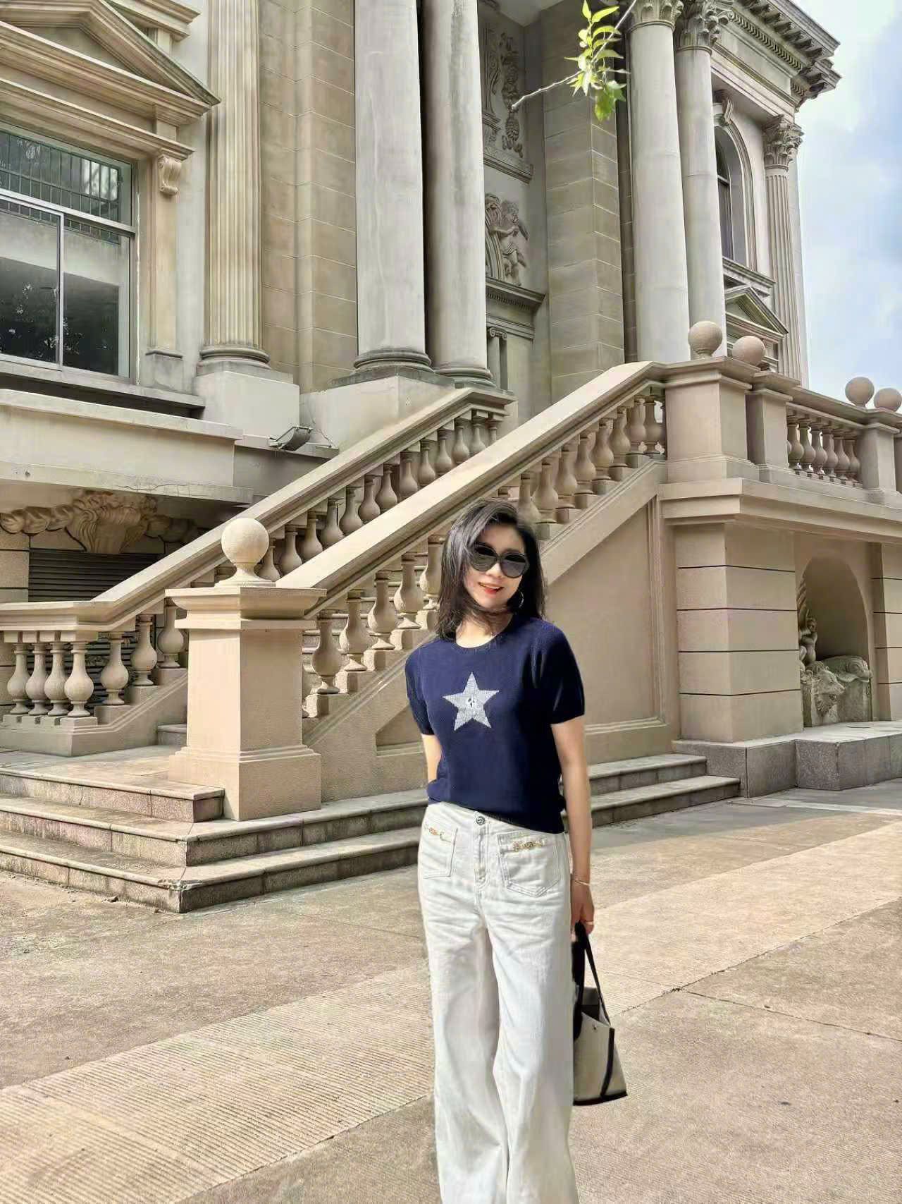  1.Áo navy ngắn tay, ngôi sao lớn đính đá ngực 