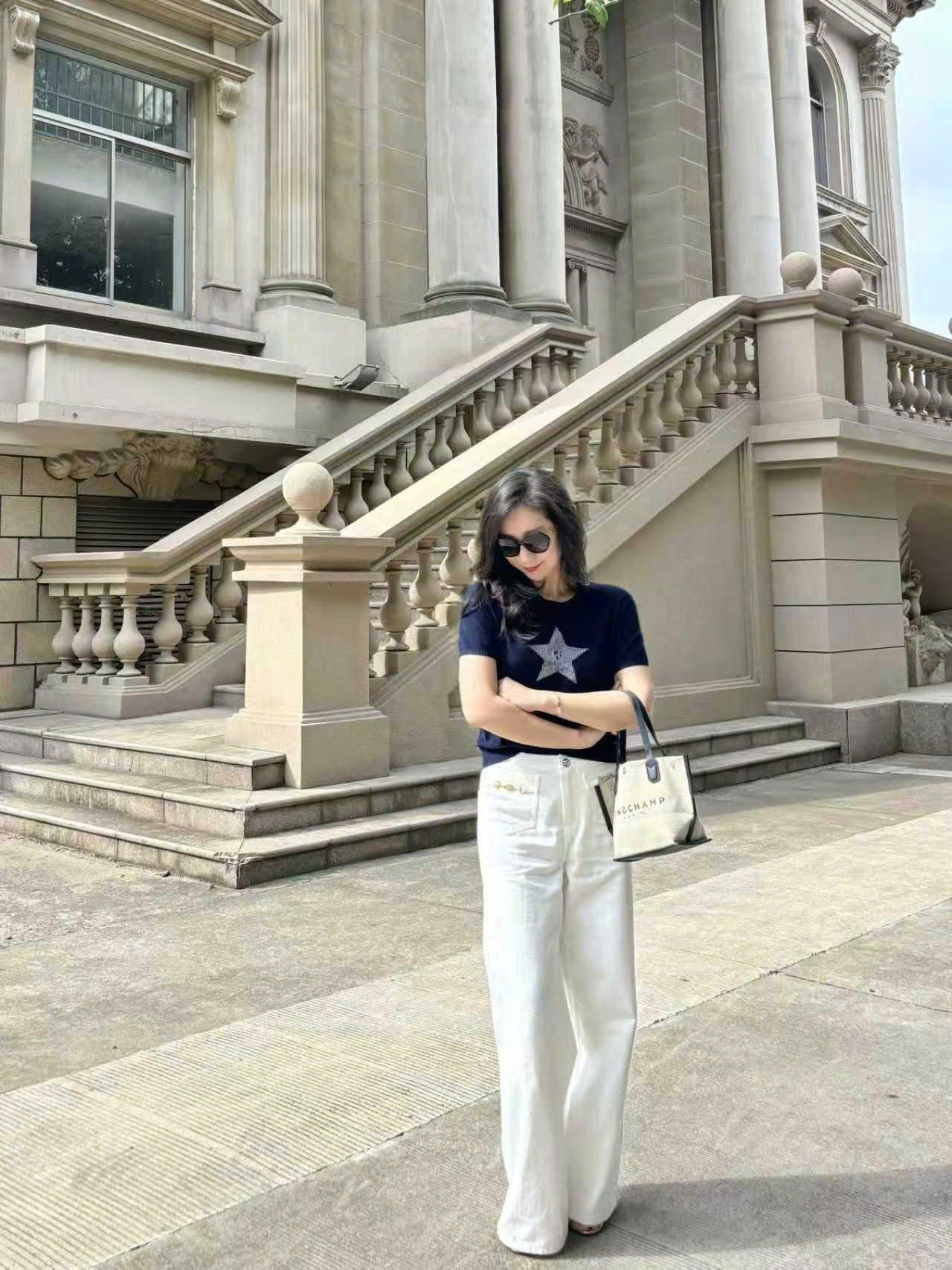  1.Áo navy ngắn tay, ngôi sao lớn đính đá ngực 