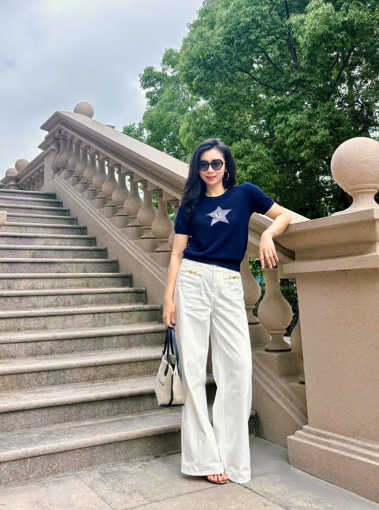  1.Áo navy ngắn tay, ngôi sao lớn đính đá ngực 