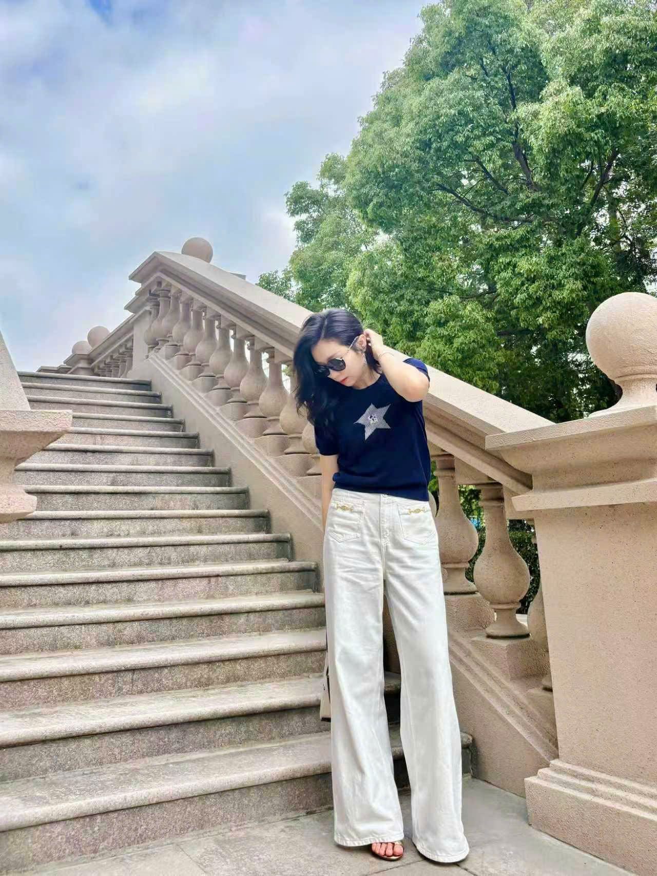  1.Áo navy ngắn tay, ngôi sao lớn đính đá ngực 