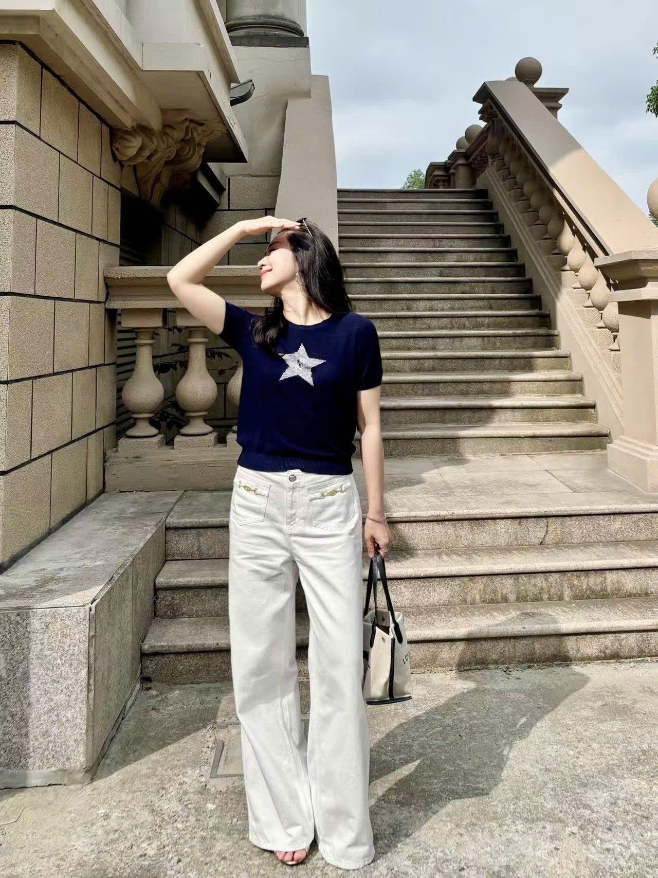  1.Áo navy ngắn tay, ngôi sao lớn đính đá ngực 