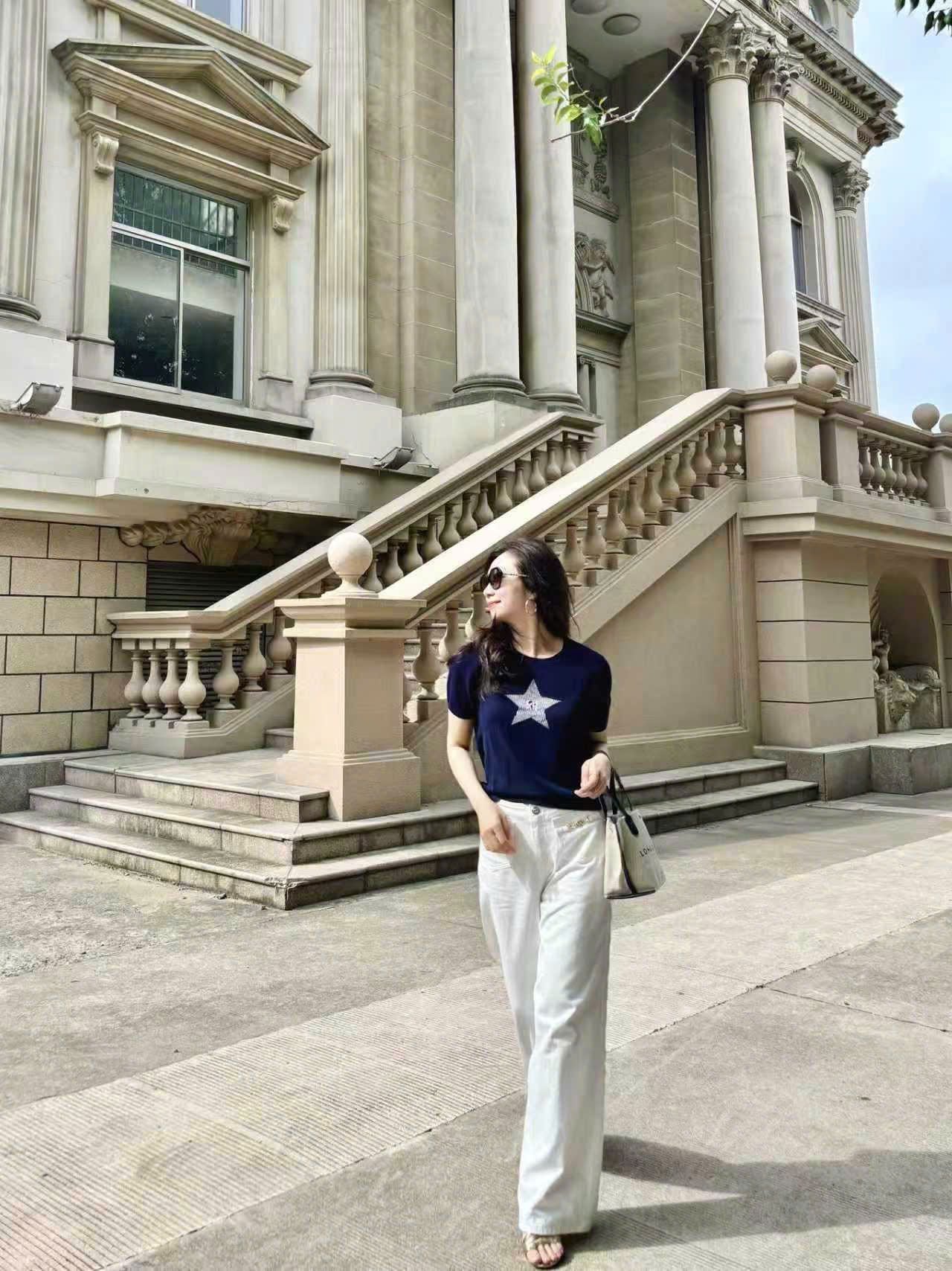  1.Áo navy ngắn tay, ngôi sao lớn đính đá ngực 