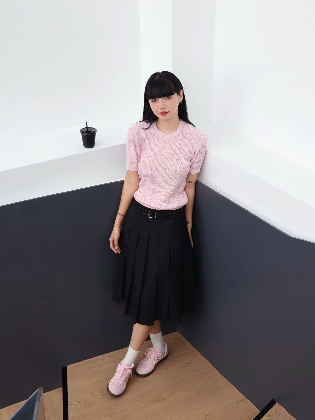  Áo hồng cổ tròn -vân nổi logo 