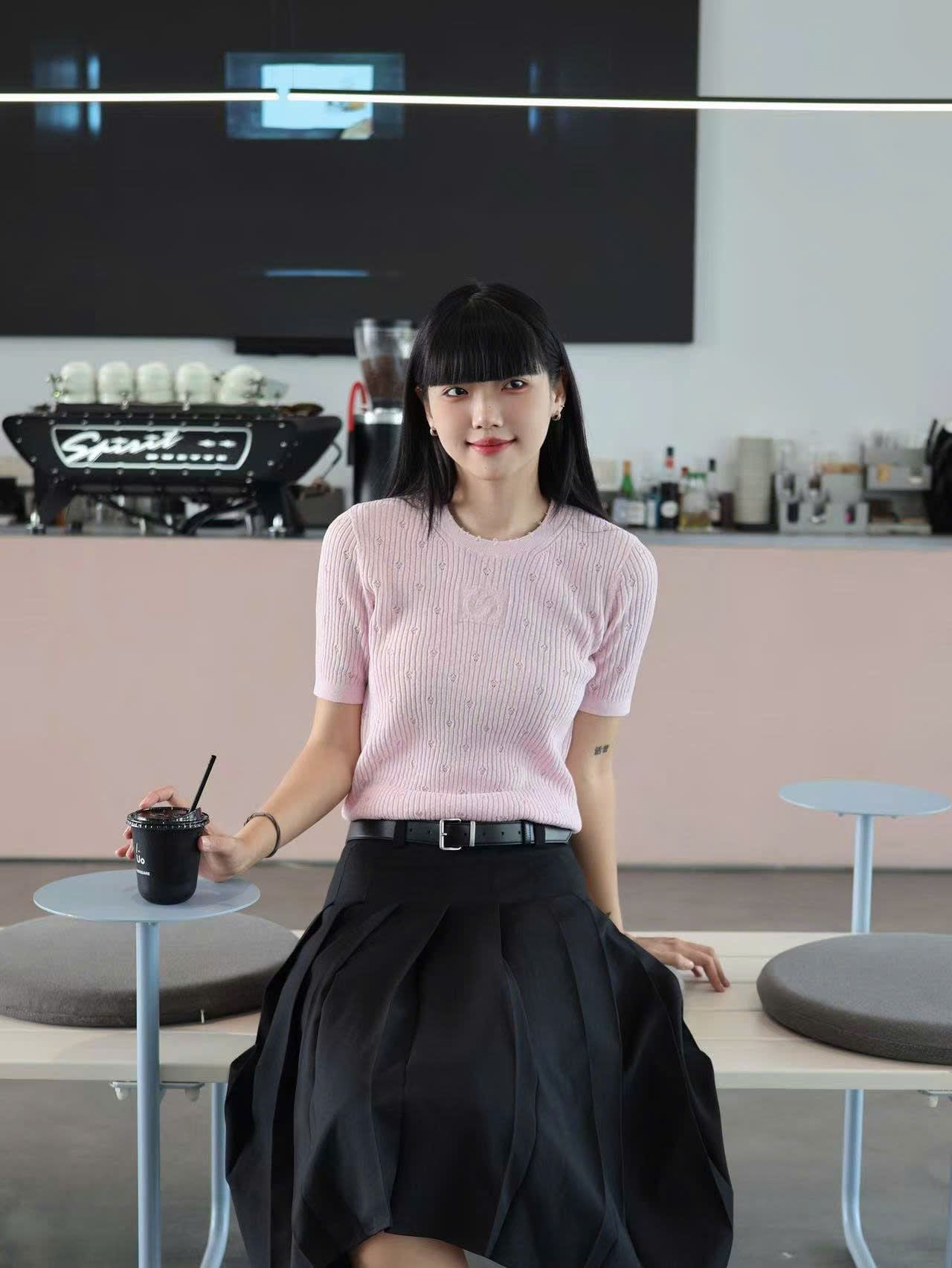  Áo hồng cổ tròn -vân nổi logo 