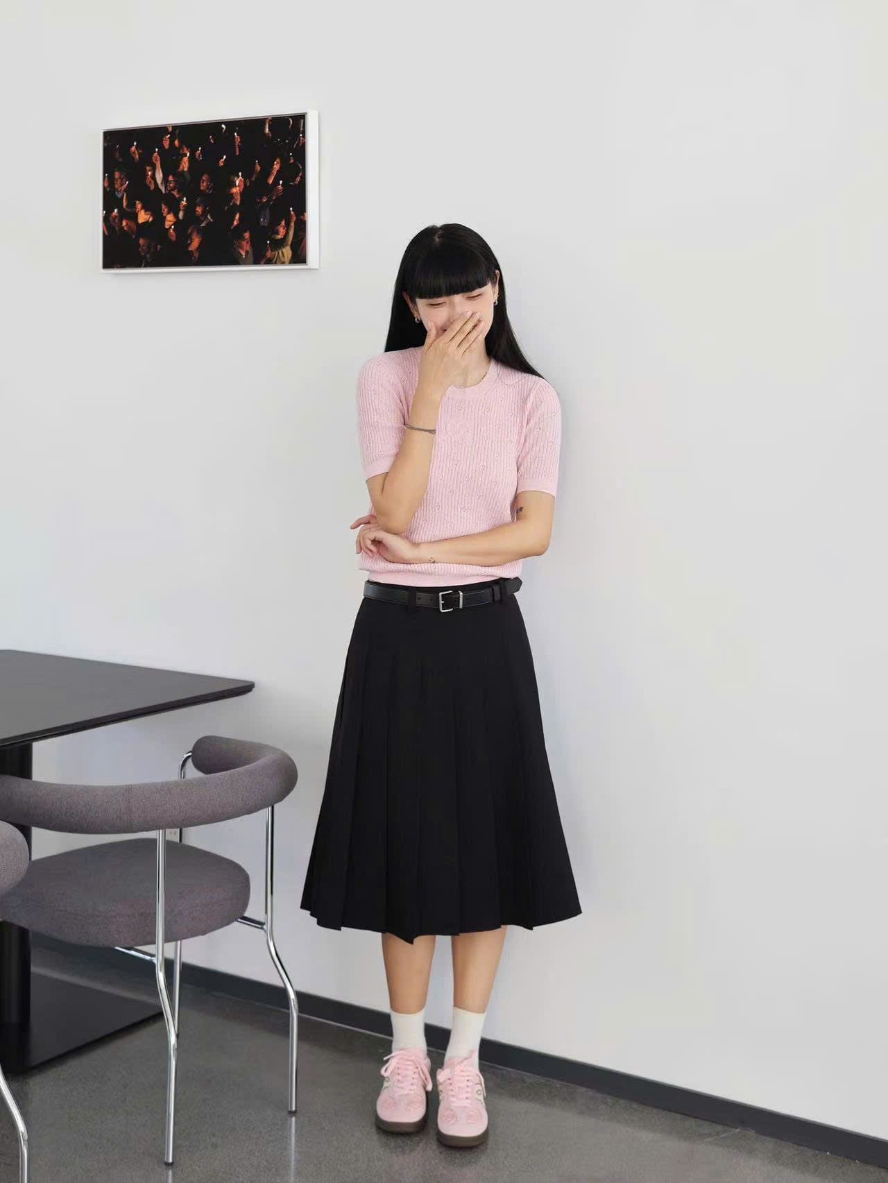  Áo hồng cổ tròn -vân nổi logo 