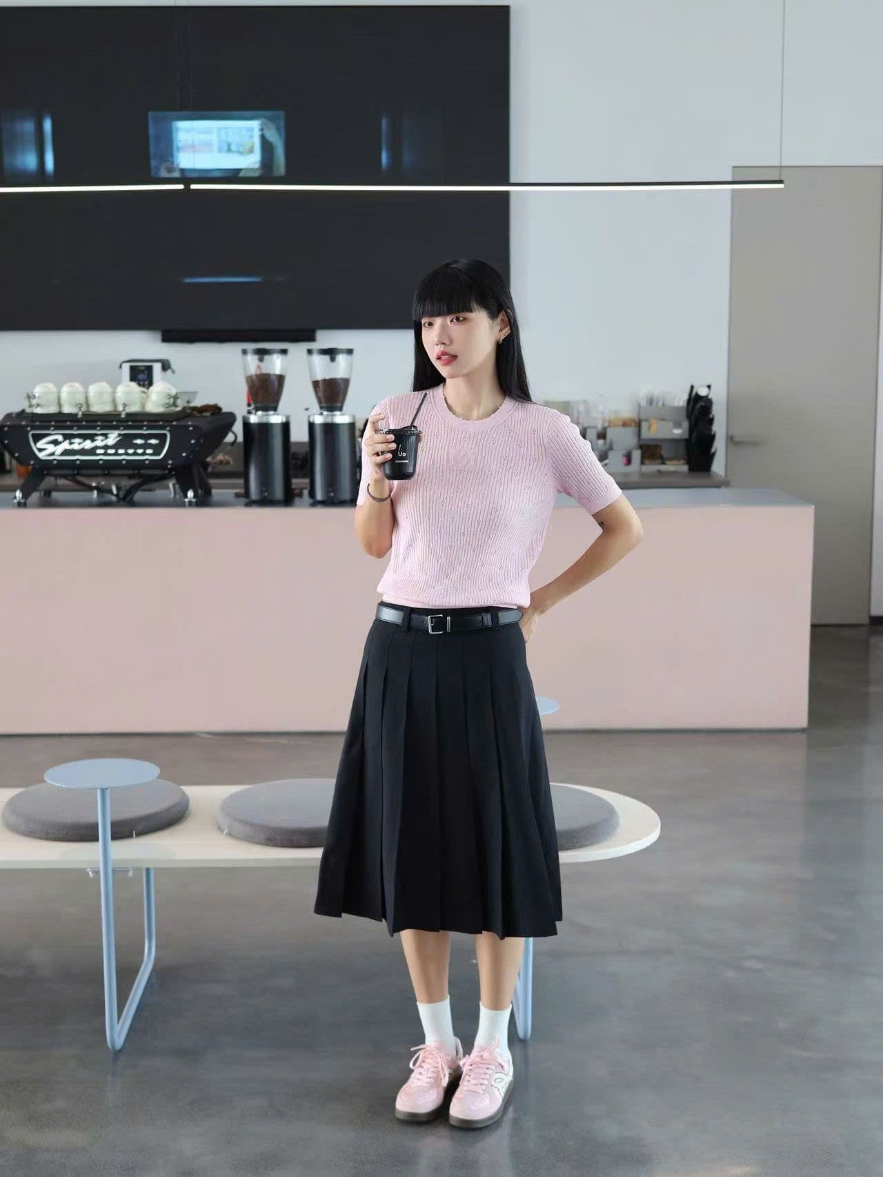  Áo hồng cổ tròn -vân nổi logo 