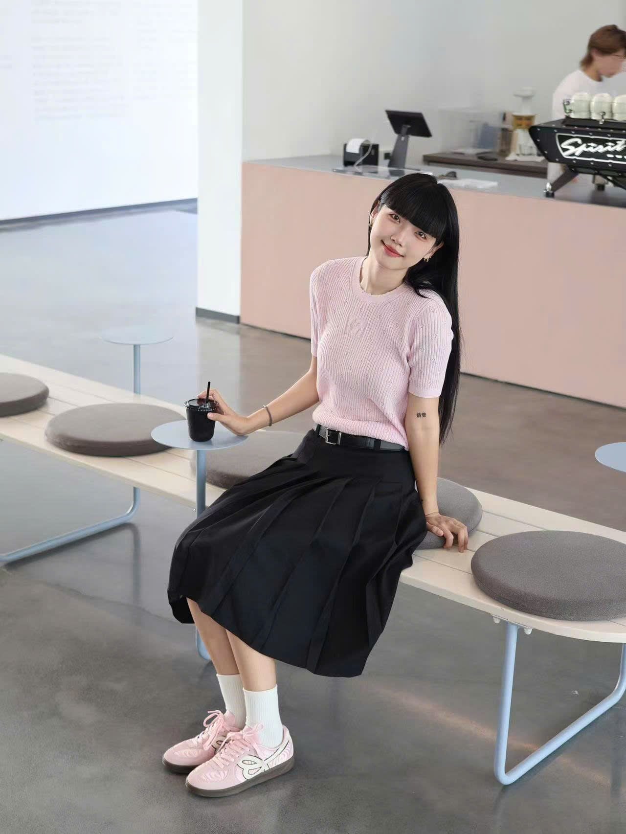  Áo hồng cổ tròn -vân nổi logo 