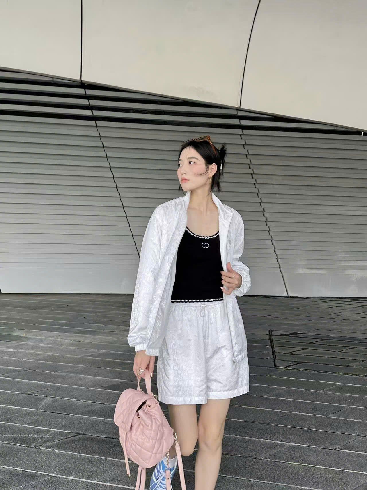  Bộ áo khoác gió và sooc trắng Logo sáng set 