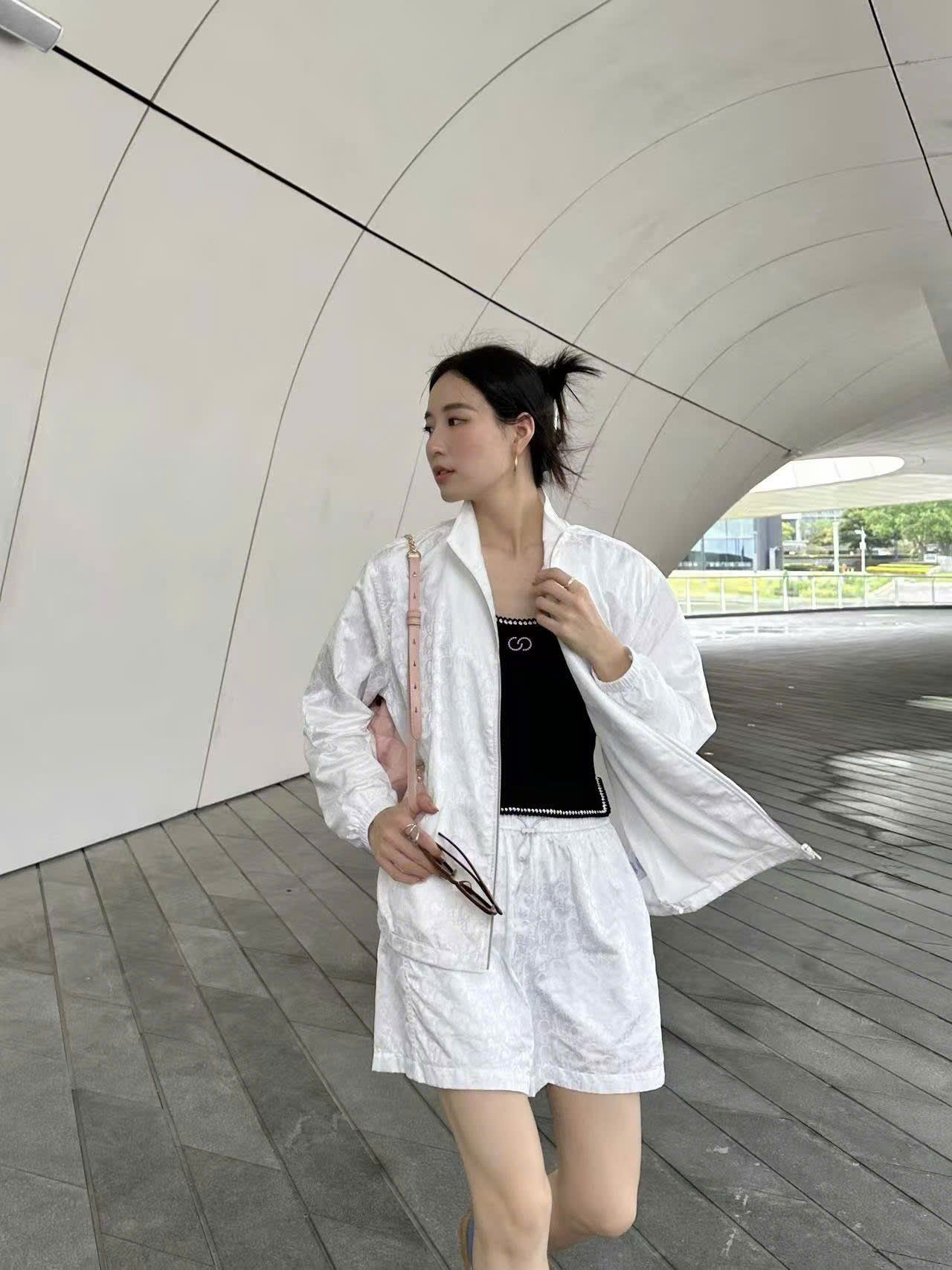  Bộ áo khoác gió và sooc trắng Logo sáng set 