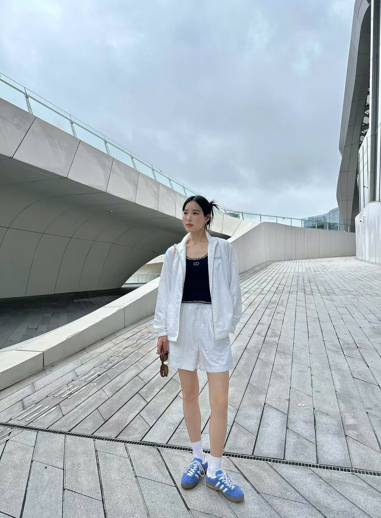  Bộ áo khoác gió và sooc trắng Logo sáng set 