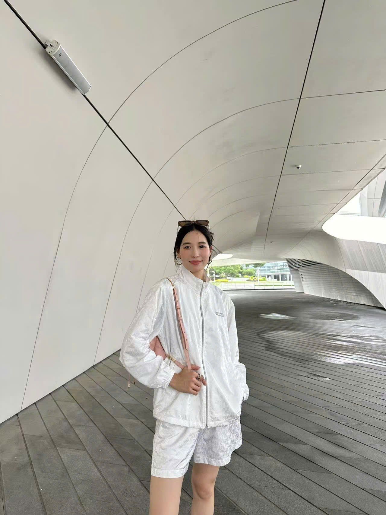  Bộ áo khoác gió và sooc trắng Logo sáng set 